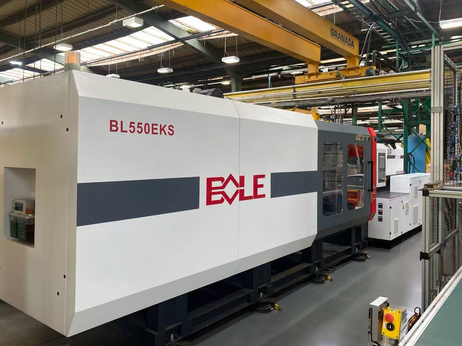 Injection moulding investment: side view of the new 550-ton Bole machine in Flambeau Europe’s production facility