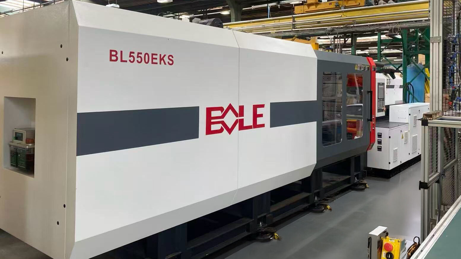 Injection moulding investment: side view of the new 550-ton Bole machine in Flambeau Europe’s production facility