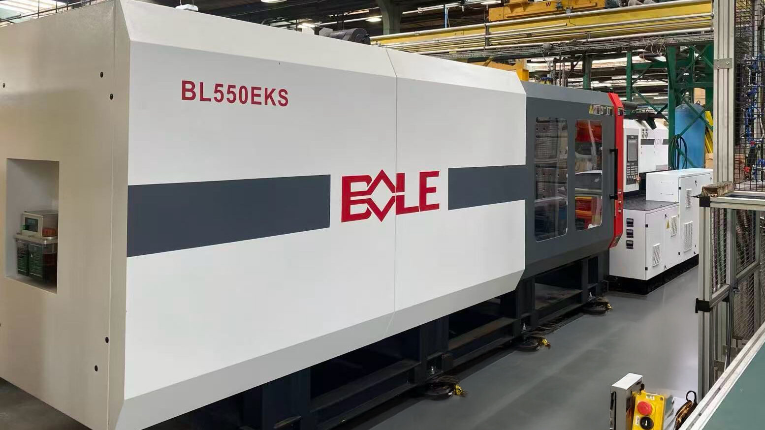 Injection moulding investment: side view of the new 550-ton Bole machine in Flambeau Europe’s production facility